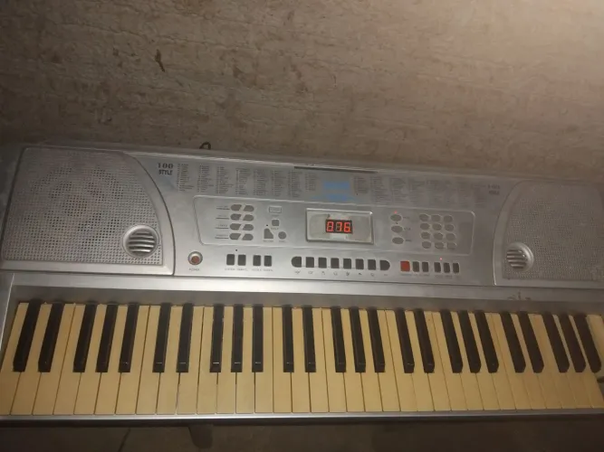 Vende - se teclado musical CSR usado..