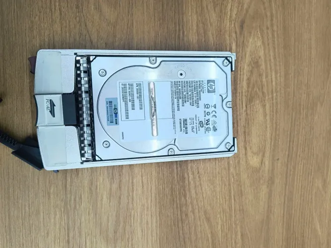 HD SAS da HP de 300 GB novo.