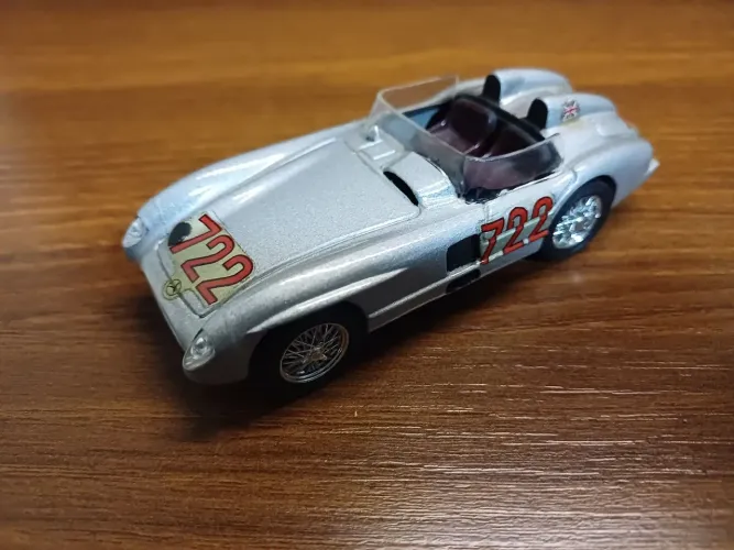 Miniatura Mercedes-Benz Brumm. Escala 1:43.