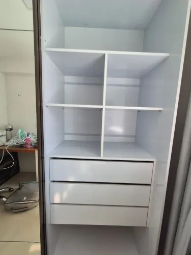 VENDO GUARDA ROUPA MDF COM ESPELHO - PORTA DE CORRER ( 1 ANO DE USO SÓ)