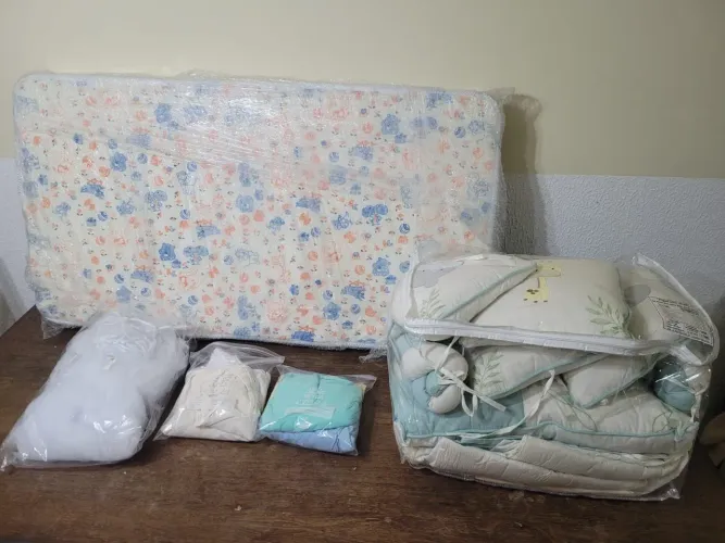 Vendo Berço que acompanha colchão + kit berço + lençois + mosquiteiro