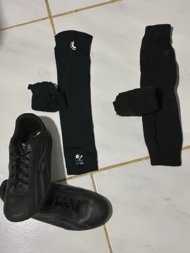 ? Kit Futebol Completo - Chuteira + Mangas UV 50+ + Meiões Pretos