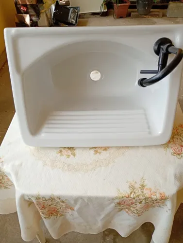Tanque de louça novissimo com torneira