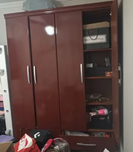 Guarda roupas com 6 gavetas e 4 portas em bom estado.