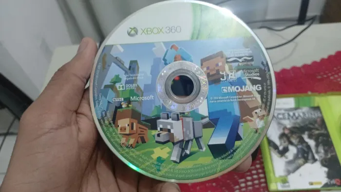 Xbox 360 super slim,bloqueado, 2 controles ,três jogos