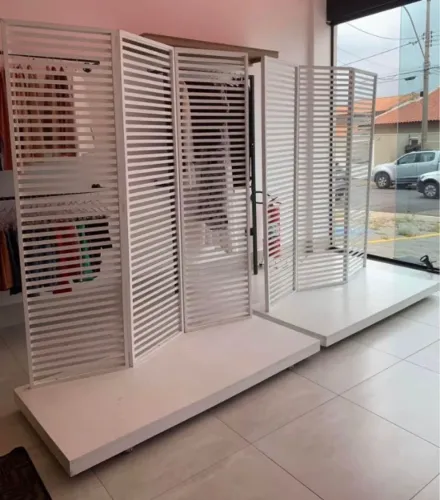 Kit Vitrine Expositor Loja Manequim Itens Estilo Madeira + Base com Rodízios Rodinhas
