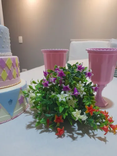 Bolo feke para aniversário com vaso de flor.