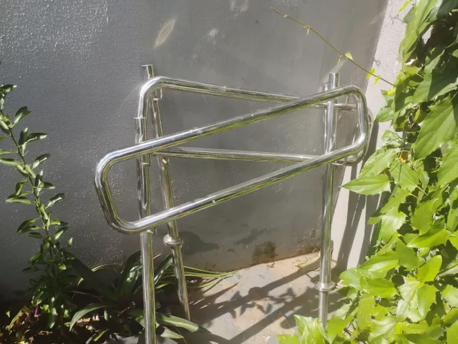 Vendo 2 corrimãos cromados, 1 X 1 m, ok c/acessibilidade, R$ 1.000,00. Ligue *.