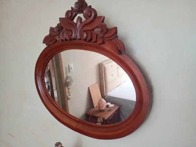 Lindo espelho de madeira antigo + Porta jóias baú 