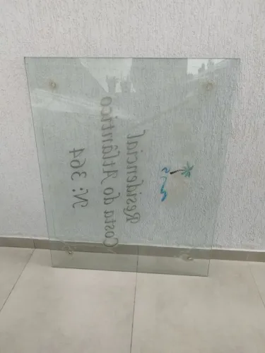 Placa de vidro para condominio
