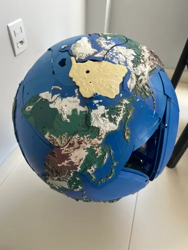 Globo terrestre 60 cm de altura possui peça p montar e peças de monumentos de cada lugar.