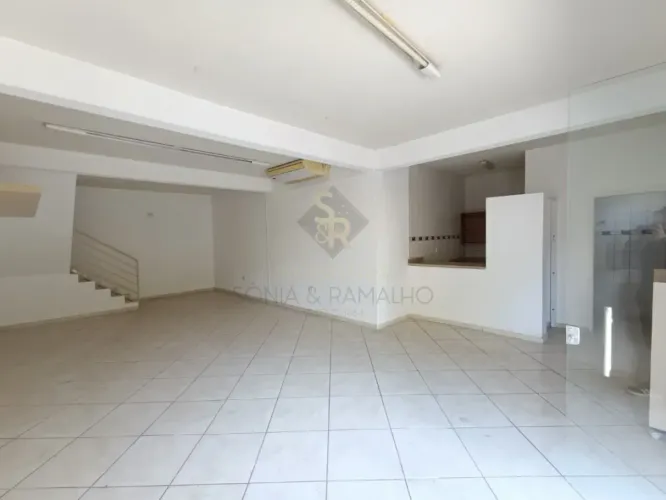 Salão comercial para locação com 162,16m² de área construída no bairro Parque dos Bandeira