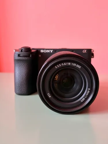 Sony A6700 + lente Sony 18-135mm