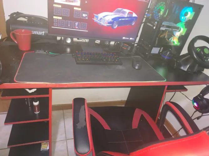 mesa vermelha e preta várias ultilidades