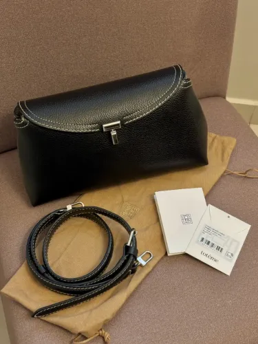 Toteme T-lock grained-leather clutch black - Bolsa clutch t-lock toteme
