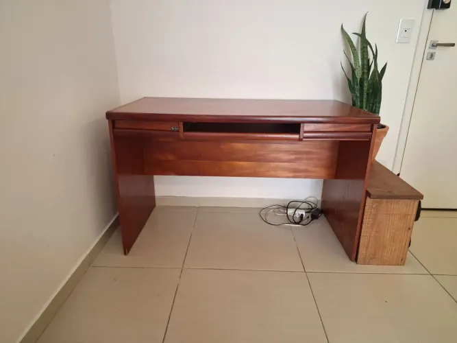 Escrivaninha vintage de madeira maciça