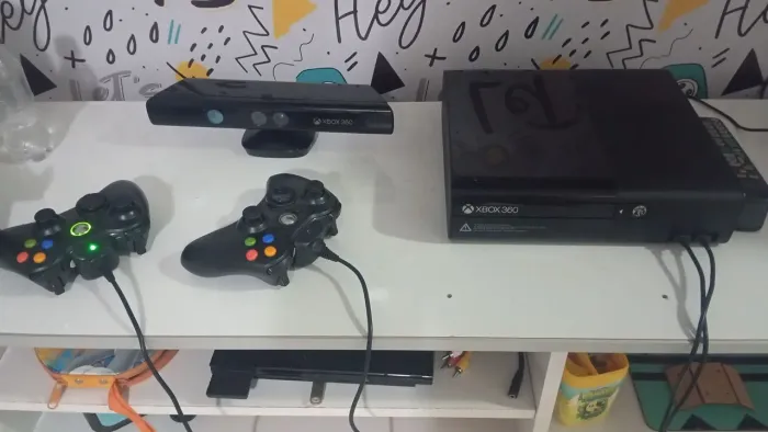 X box 360 mídia física destravado com Knicet e 2 manetes