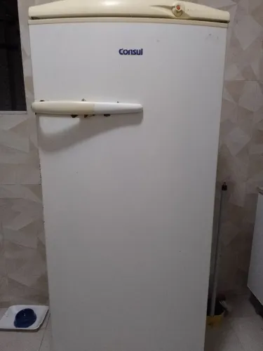 Geladeira CONSUL em bom estado de uso com congelador furado mas bom estado de conservação.