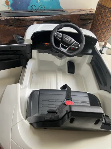 Carro Eletrico Zippy Toys Audi RS E-Tron GT 12V Branco Controle