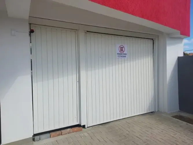 Portão basculante com passagem de Carro e de Pedestre