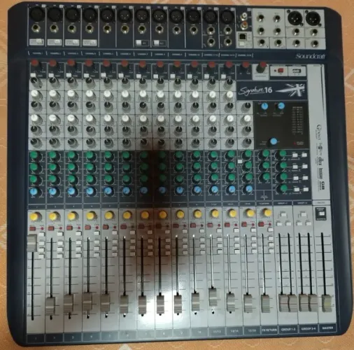 Mesa de Som SoundCraft - Signature 16