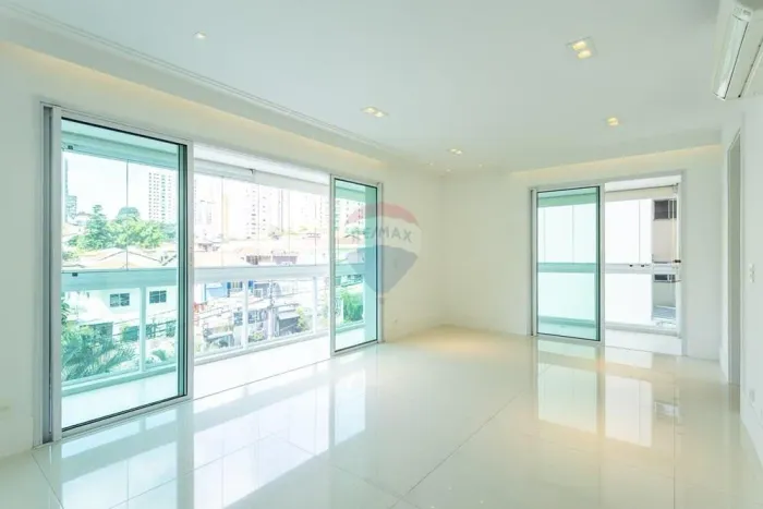 Apartamento á venda na Cayowaa, 2 suítes, 2 vagas, reformado