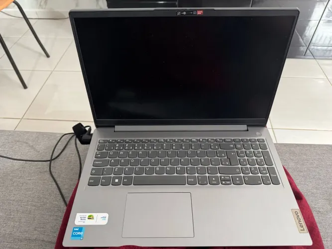 Notebook Lenovo IdeaPad 3 extremamente novo