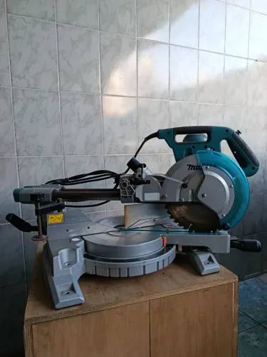 Serra de Esquadria MAKITA 260mm 1.430 Watts LS1018L Makita