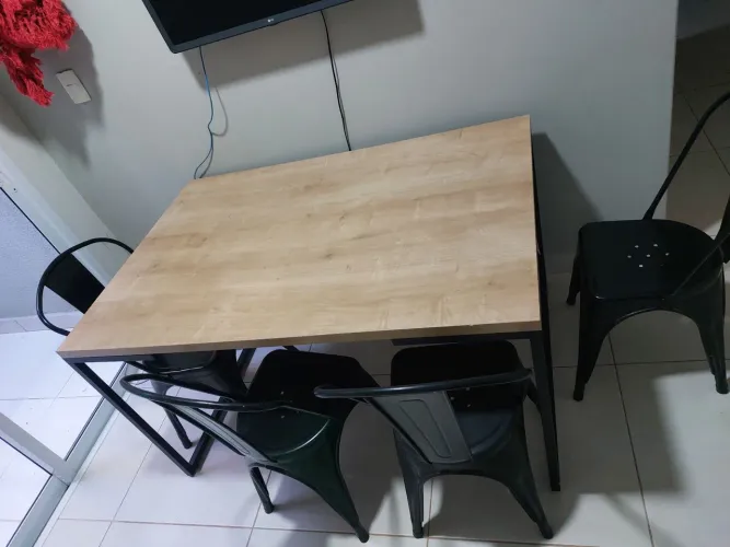 Mesa com 4 cadeiras.