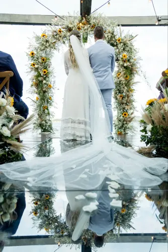 Vestido de noiva em renda e pérolas 