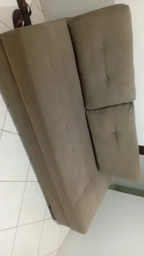 Um Sofá grande, 2 mts de comprimento, bege, confortável, usado.