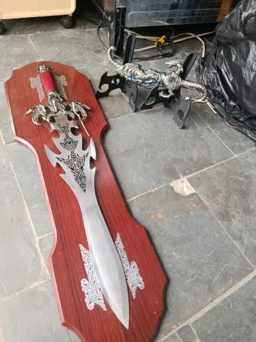 Espada e faca feitas de metal, decorativas