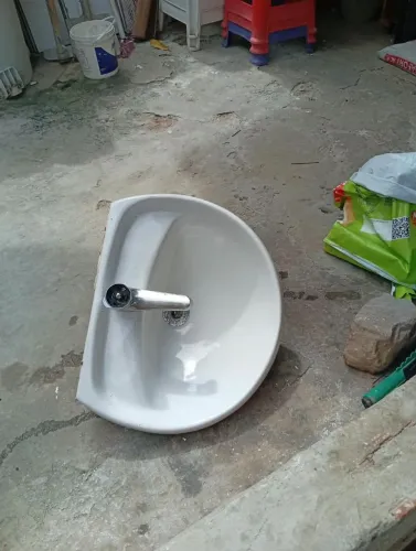 Pia de banheiro com torneira de inox 
