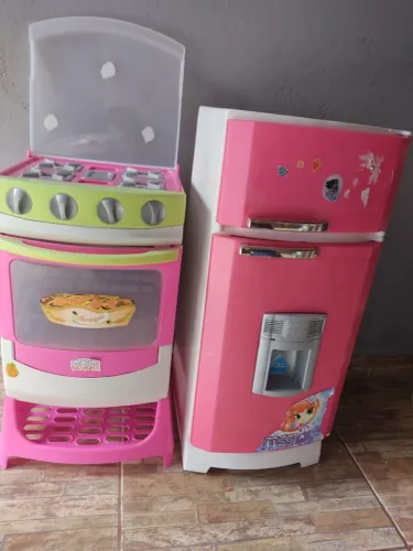 Fogão e geladeira de brinquedo