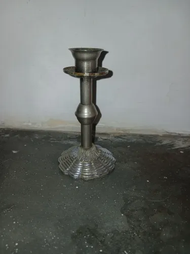 Castiçal pequeno antigo de metal