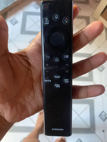 Tv Samsung smart para retirada de peças está com a tela quebrada e mais o controle dela 