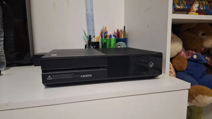 Xbox One Preto 500GB, Junto a dois controles originais.