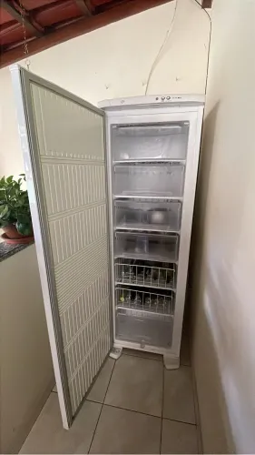 Vende-se freezer vertical FE26