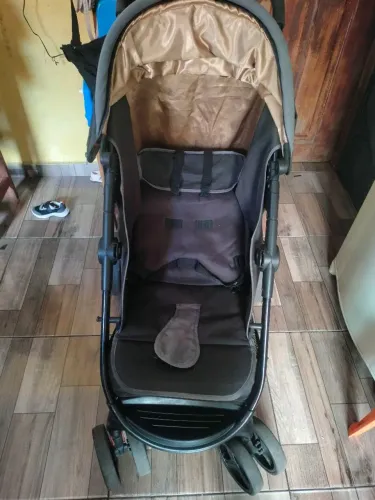 Carrinho de bebê da marca Cosco