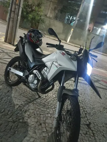 Vendo moto XRE 300 ano 2015 Moto está zera.