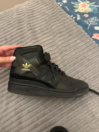 Tênis adidas Originals Forum Mid Predo e dourado