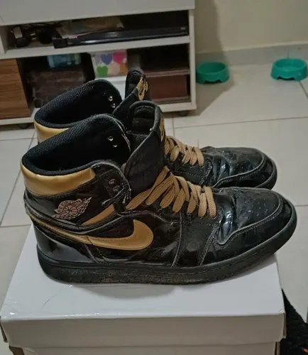 Jordan 1 High OG Black Mettalic Gold [T43] 