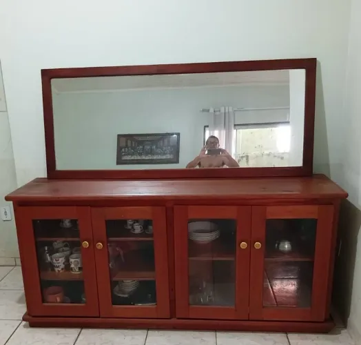 Buffet de madeira com espelho 