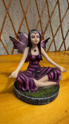 Escultura Fada Meditando com Esfera - Decoração Mística