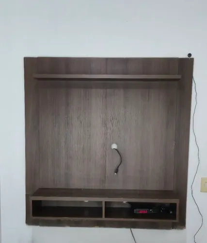 Painel para TV até 55 Polegadas com Prateleira e Nichos - Bom Estado