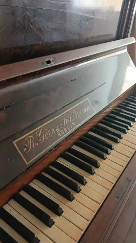 piano acústico vertical R. Görs & Kallmann,