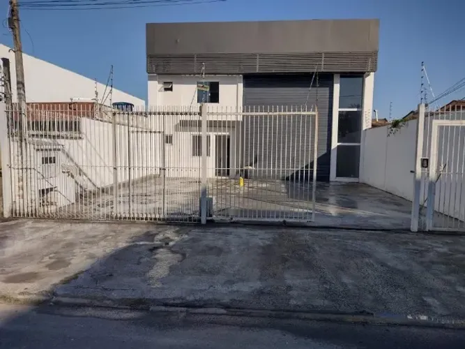 Pavilhão/galpão 484m2, área construída 307,88 m2, portão largo, 2 salas adm e 2 banheiros.