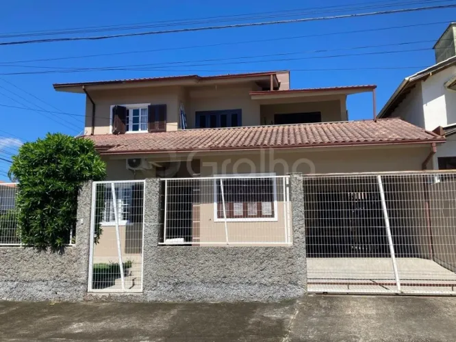 Casa a venda com 5 quartos , no bairro Carianos em Florianópolis