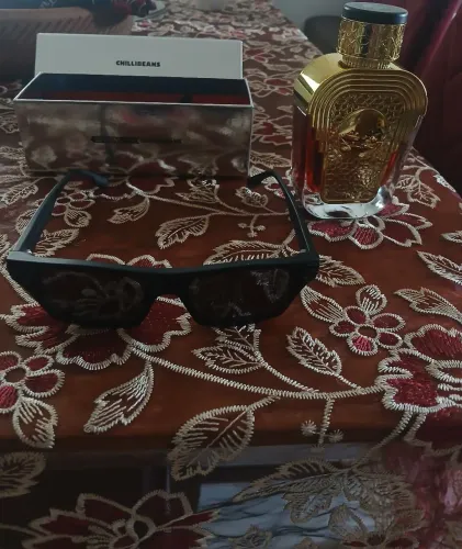 Óculos de sol original da chillibeans e perfume árabe original pra ir os dois!
