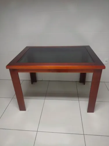 Mesa de.madeira com tampo de vidro